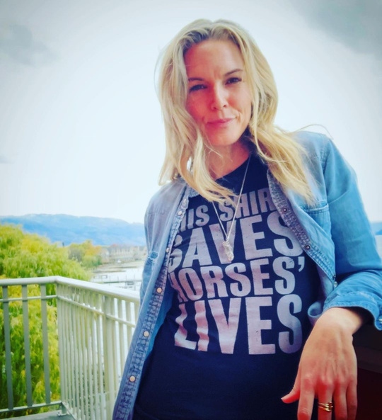 Actor Kate Drummond wears this shirt saves horses' lives t-shirt